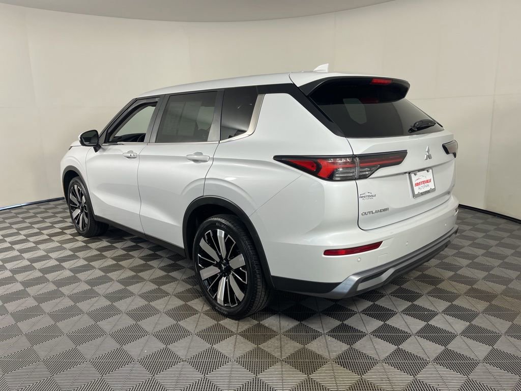 Used 2025 Mitsubishi Outlander SE image 14