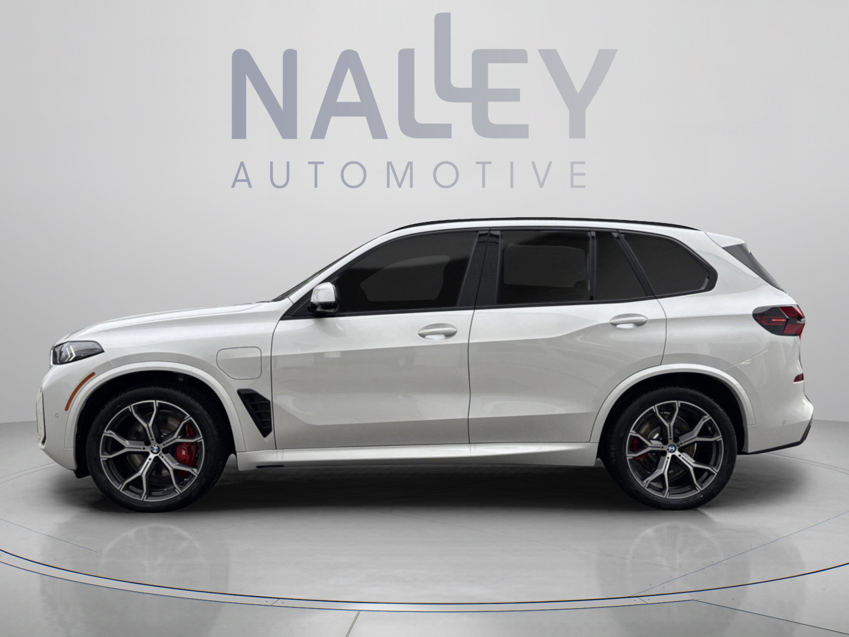 Used 2026 BMW X5 xDrive50e w/ M Sport Package AWD/4WD image 3