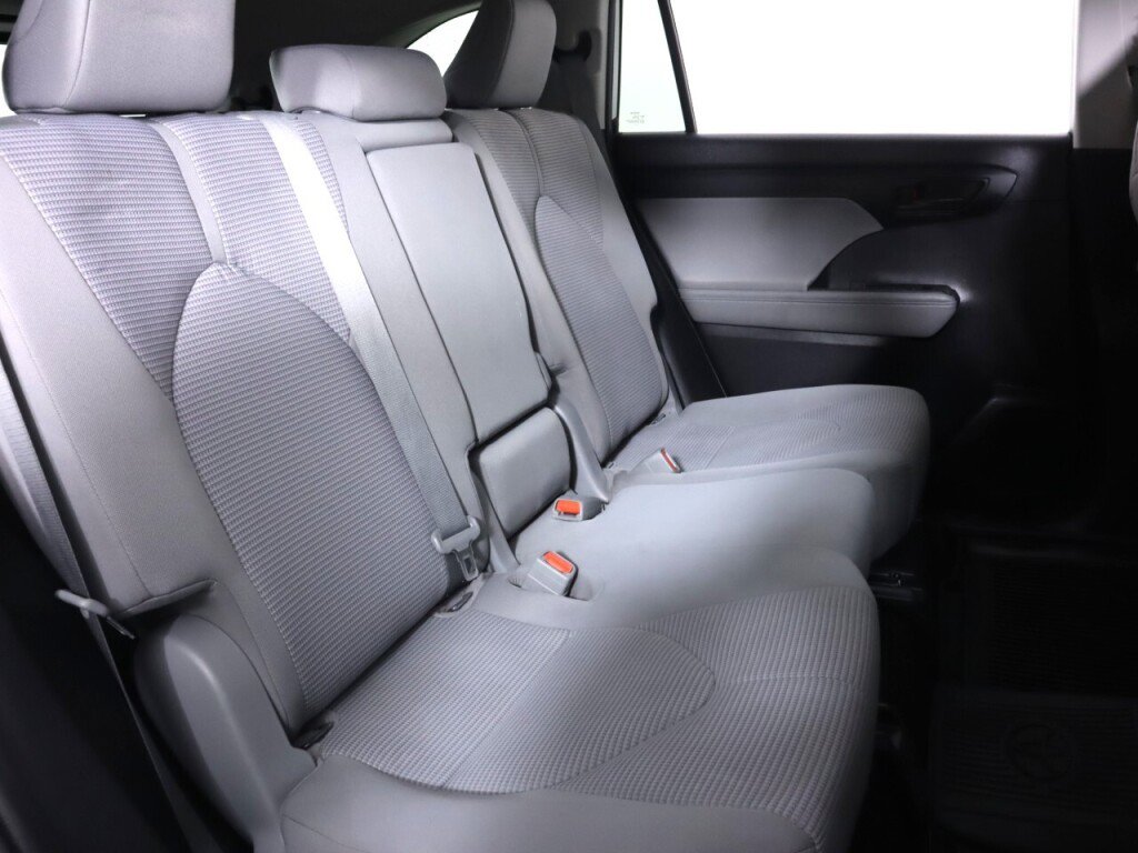 Used 2020 Toyota Highlander LE AWD/4WD image 39