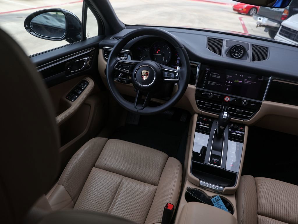 Certified 2025 Porsche Macan image 32