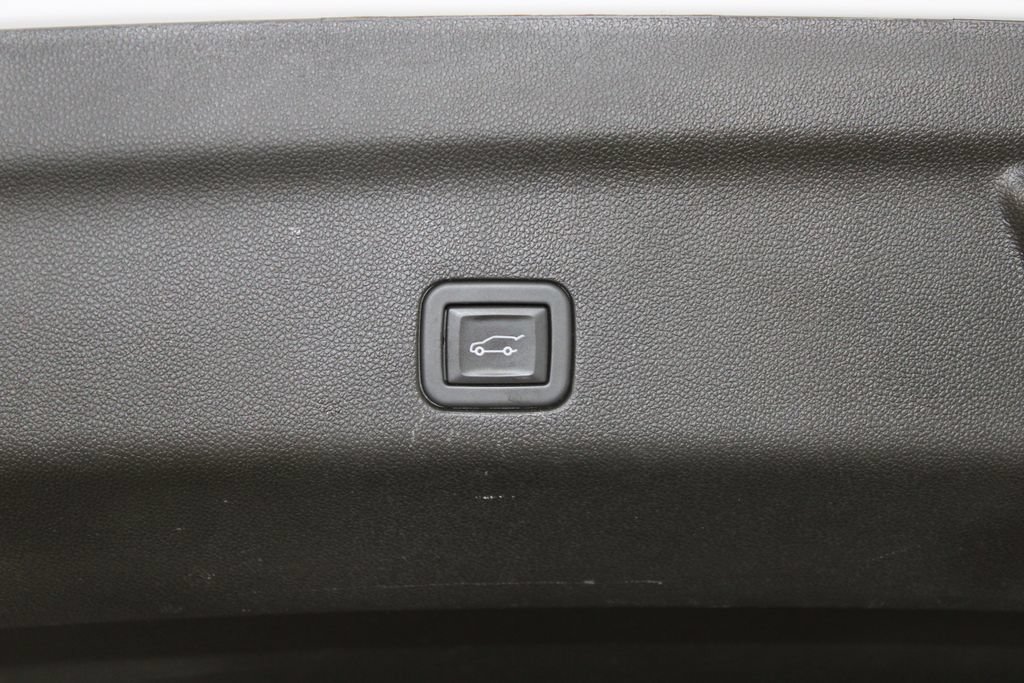 Used 2024 GMC Yukon Denali RWD image 17