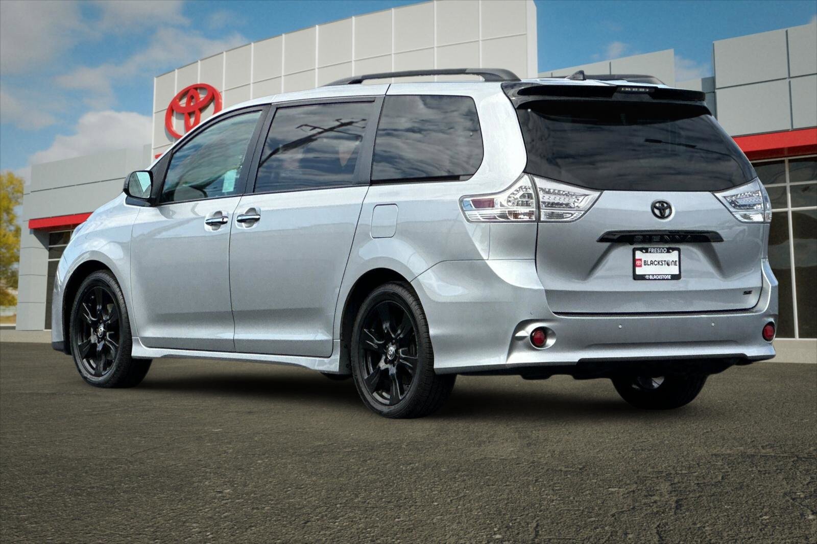 Certified 2020 Toyota Sienna SE w/ SE Preferred Package FWD image 5