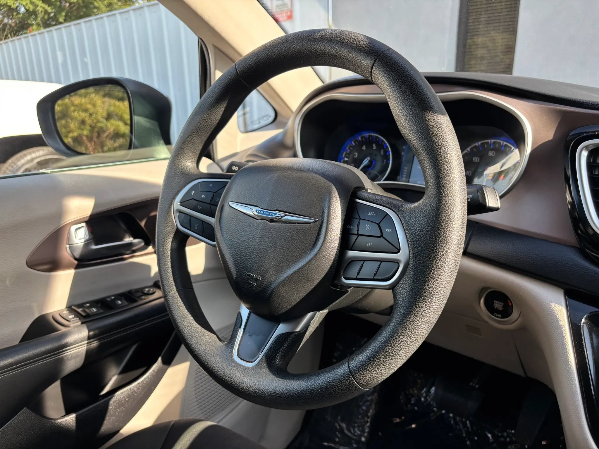 Used 2021 Chrysler Voyager L FWD image 9