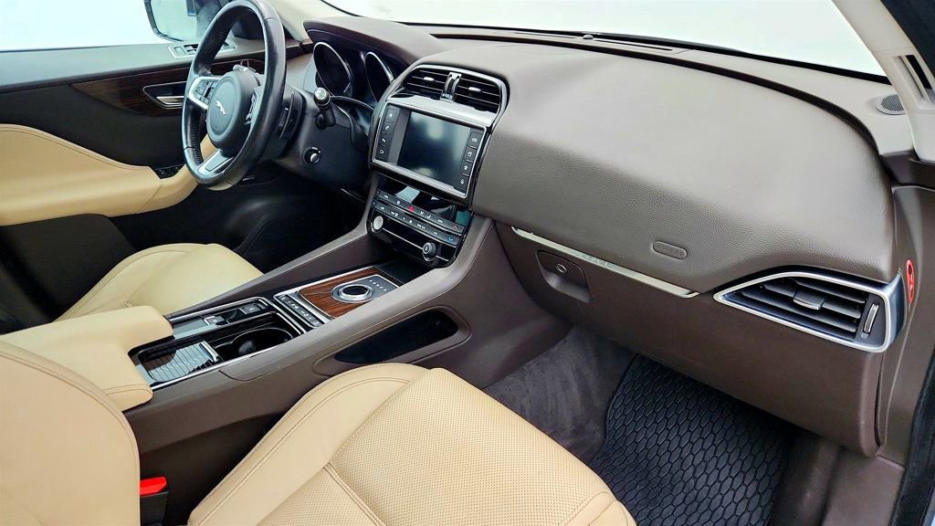 Used 2018 Jaguar F-PACE Prestige image 26