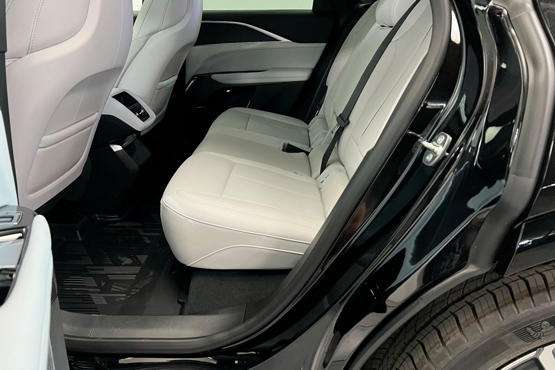 New 2025 Cadillac Lyriq Sport w/ LPO, Floor Liner Package AWD/4WD image 22