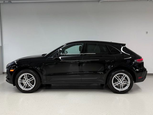 Certified 2023 Porsche Macan image 2