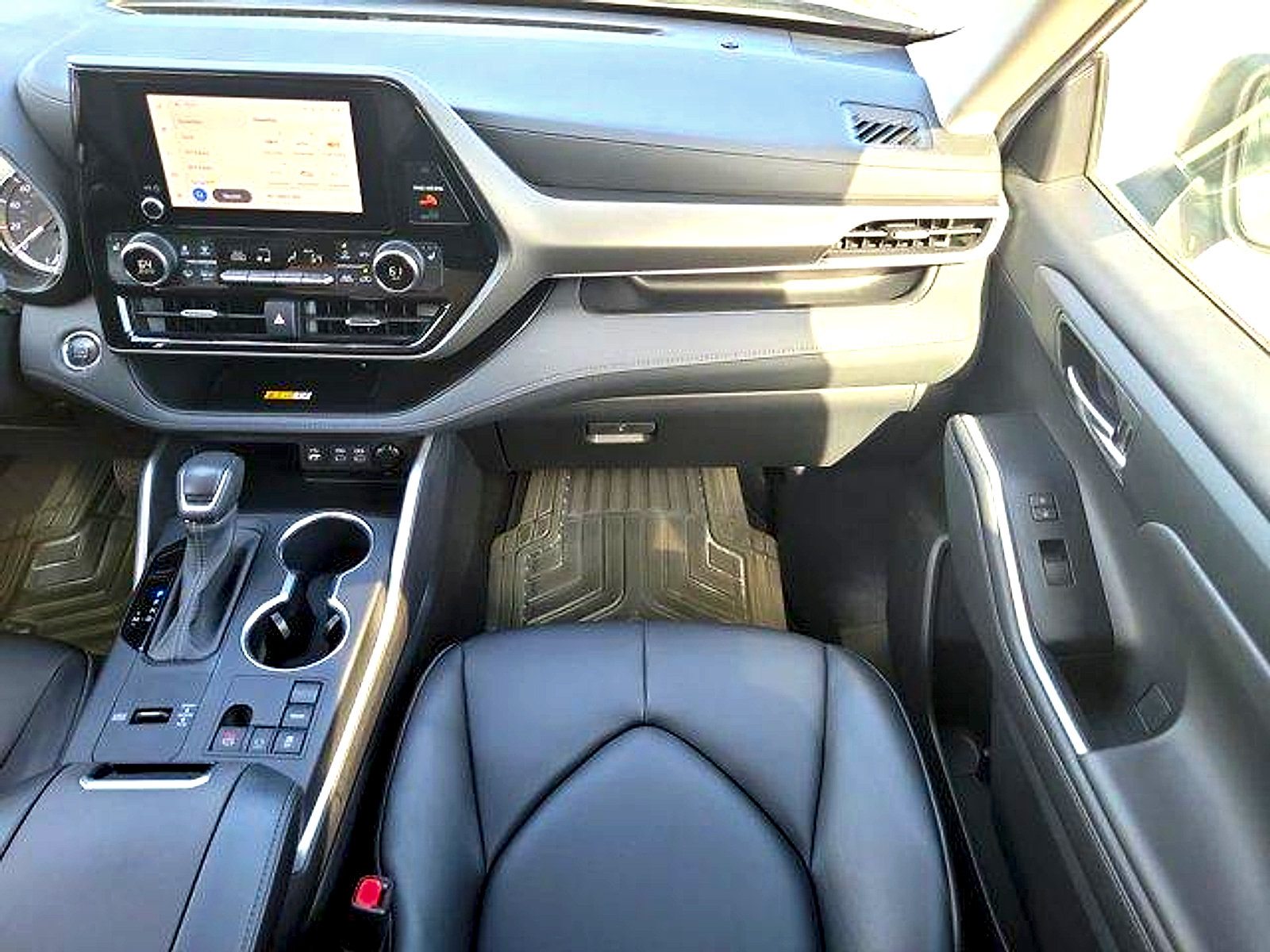 Used 2023 Toyota Highlander XLE FWD image 19