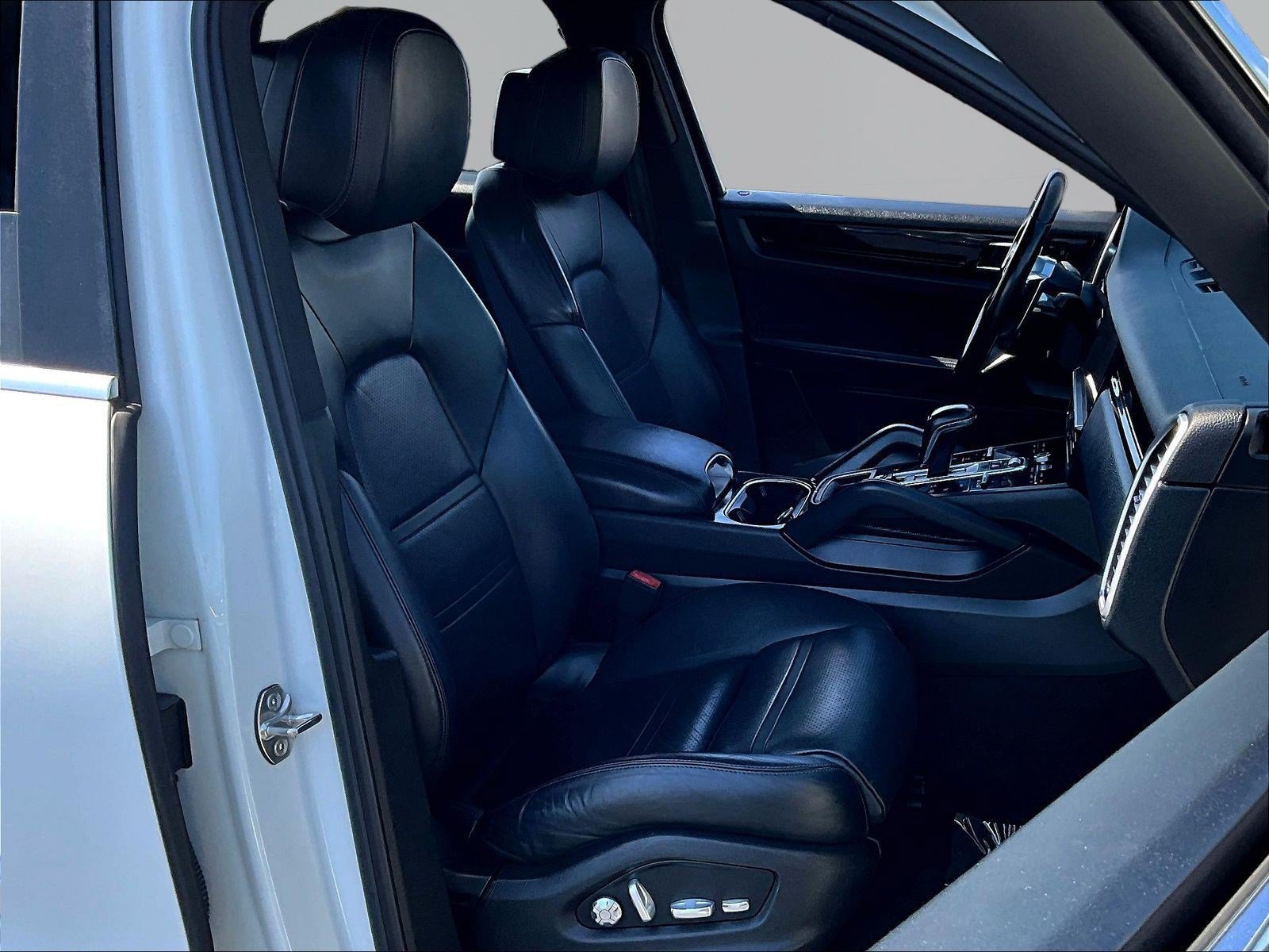 Used 2020 Porsche Cayenne AWD/4WD image 27