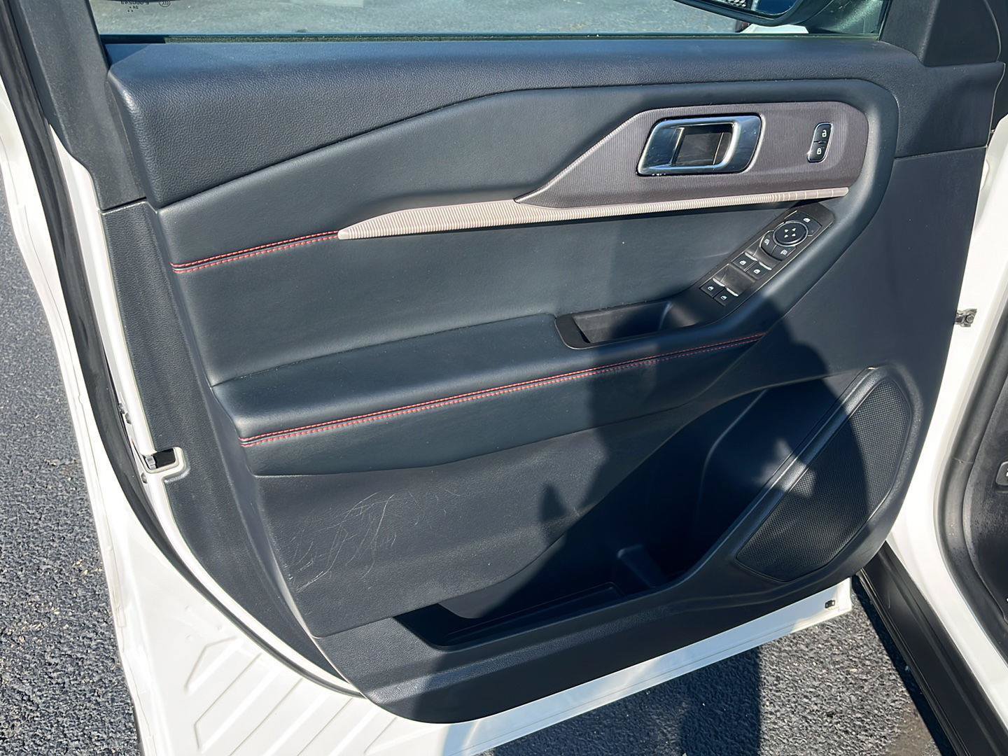 Used 2025 Ford Explorer ST-Line w/ ST-Line Street Pack AWD/4WD image 18