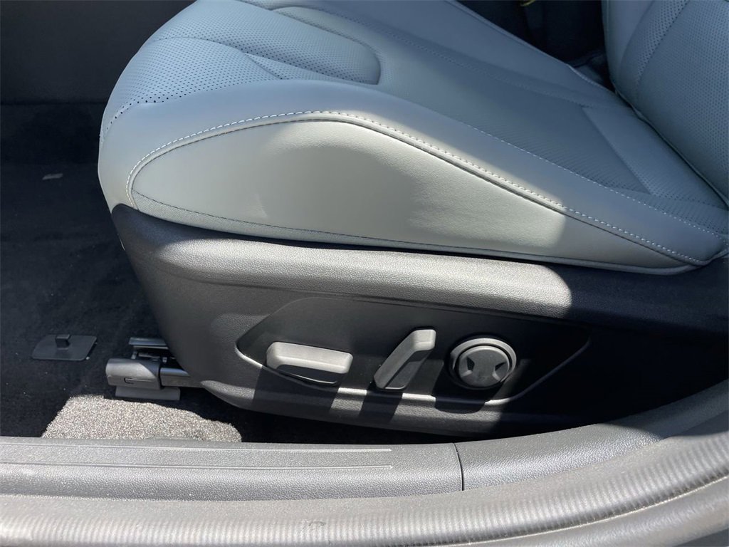 New 2025 Hyundai Elantra Limited image 24