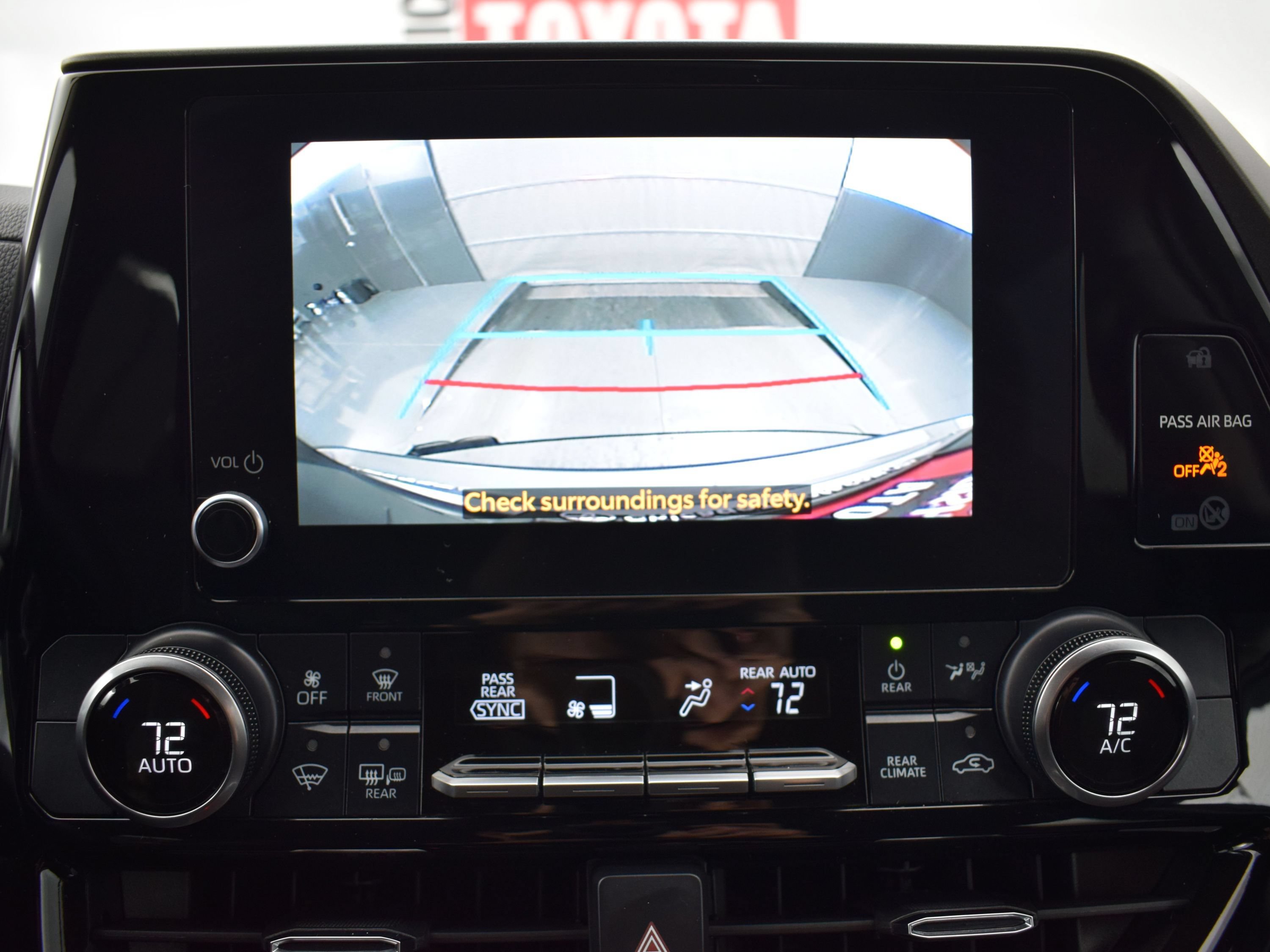 Used 2024 Toyota Highlander LE AWD/4WD image 18