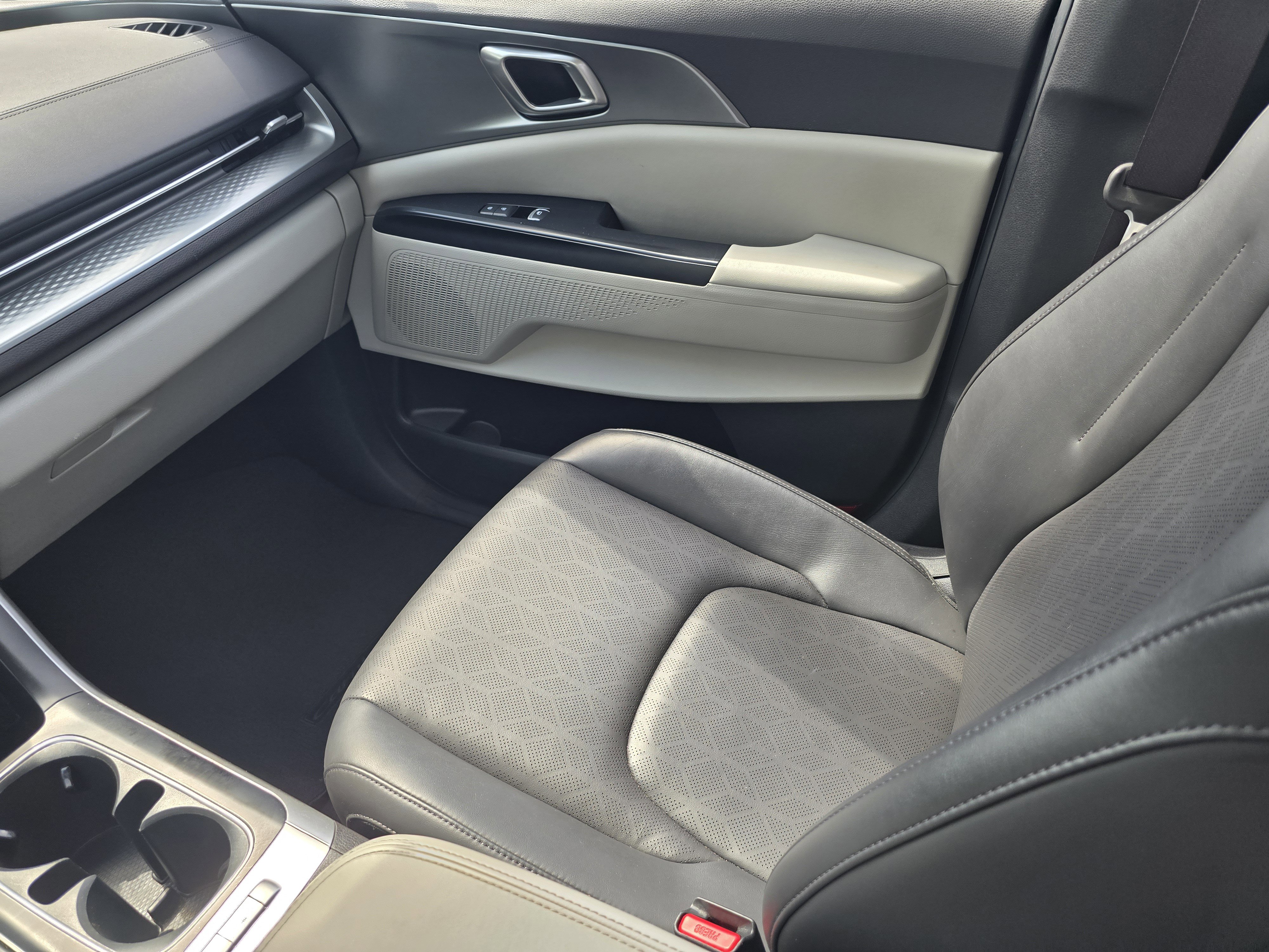 Used 2024 Kia Carnival LX image 15