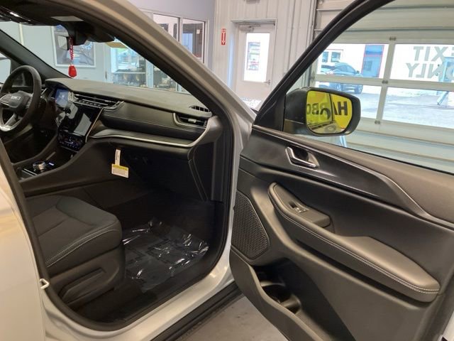 Used 2025 Jeep Grand Cherokee Laredo X w/ Luxury Tech Group I image 14