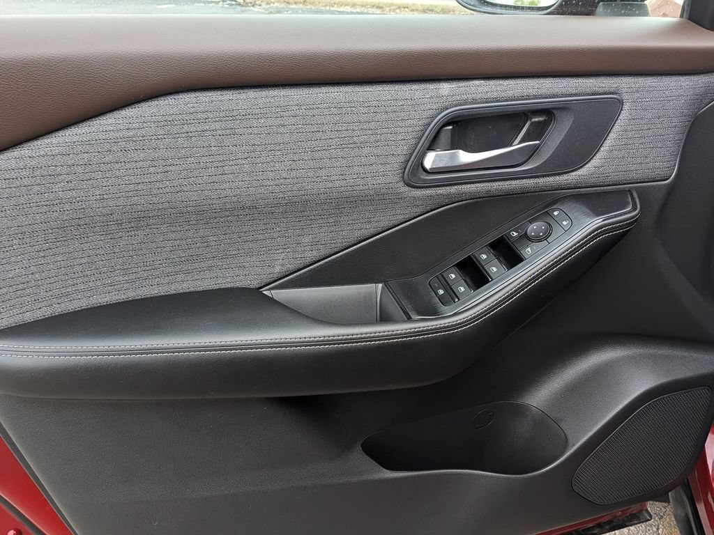 Used 2023 Nissan Rogue SV AWD/4WD image 9