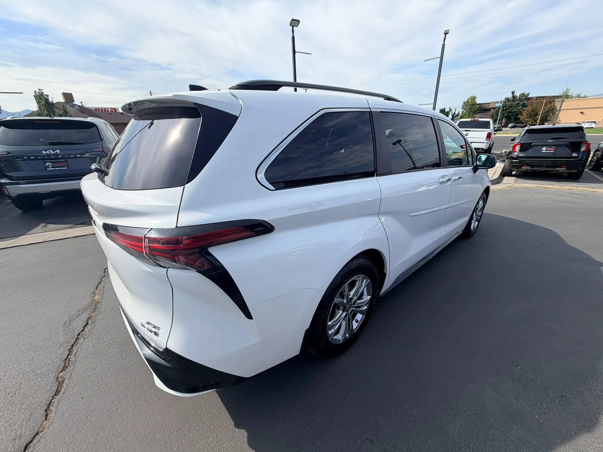 Used 2023 Toyota Sienna XSE w/ XSE Plus Package AWD/4WD image 4
