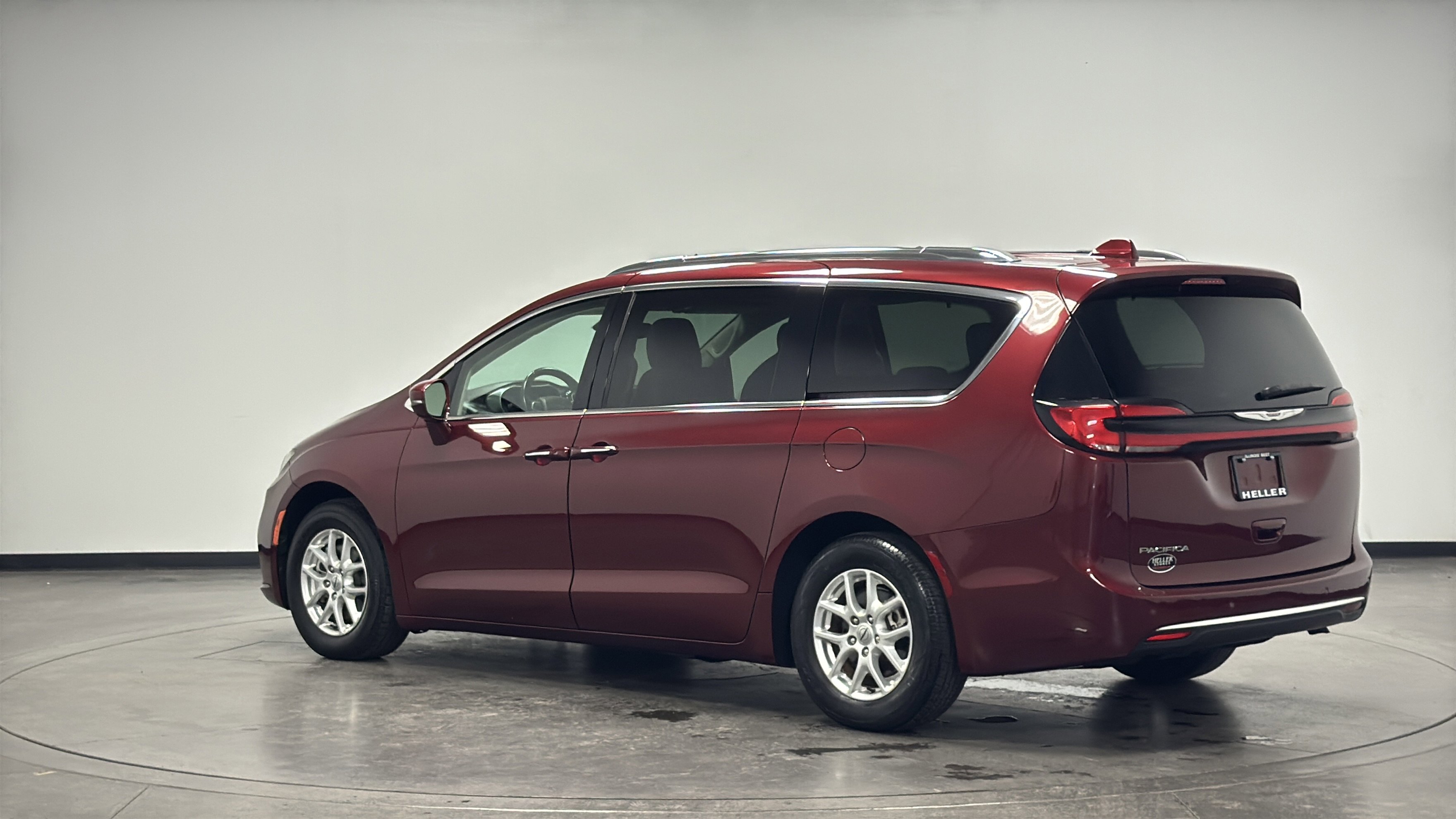 Used 2021 Chrysler Pacifica Touring-L image 6