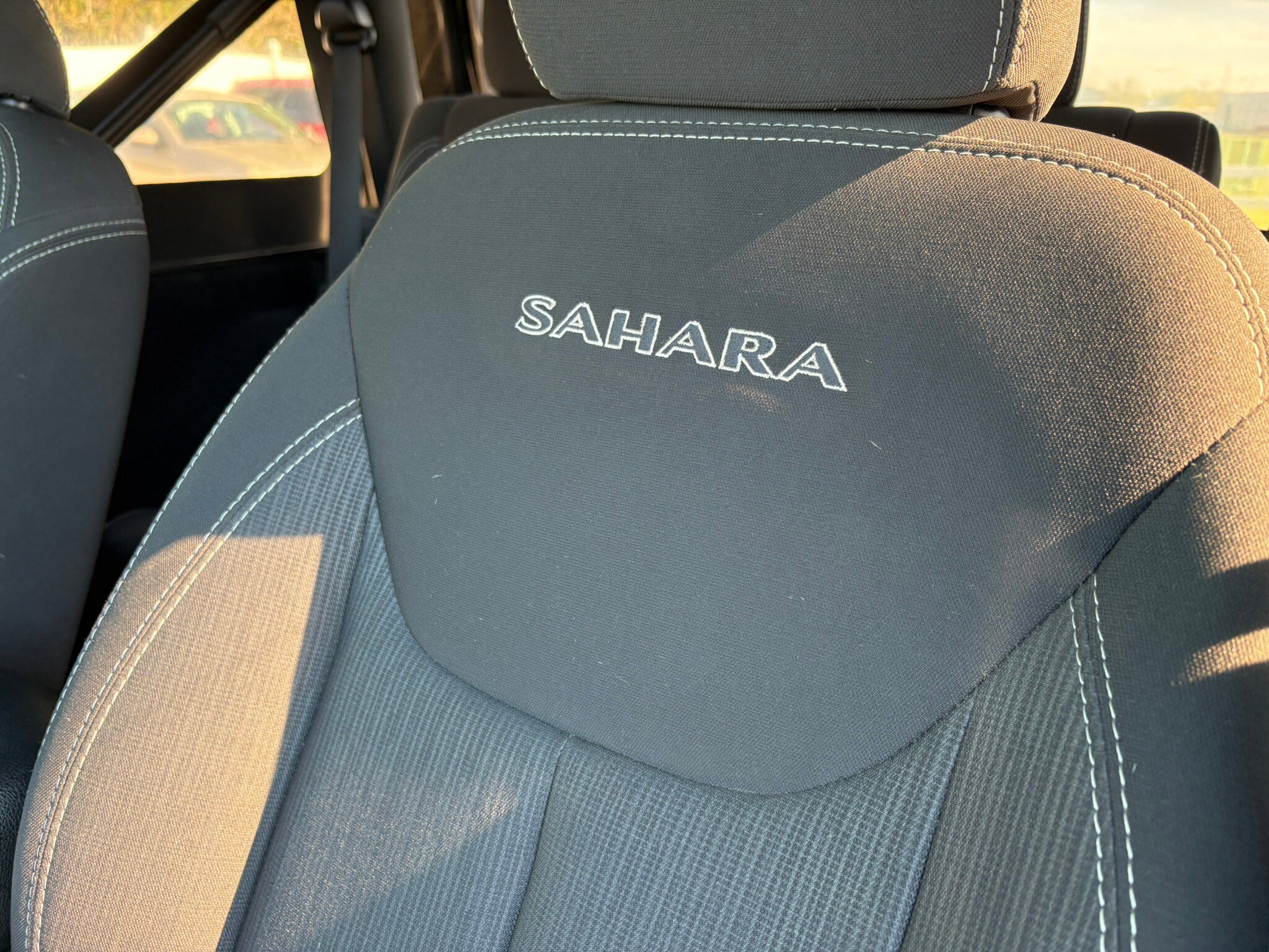 Used 2018 Jeep Wrangler Sahara w/ Connectivity Group AWD/4WD image 18