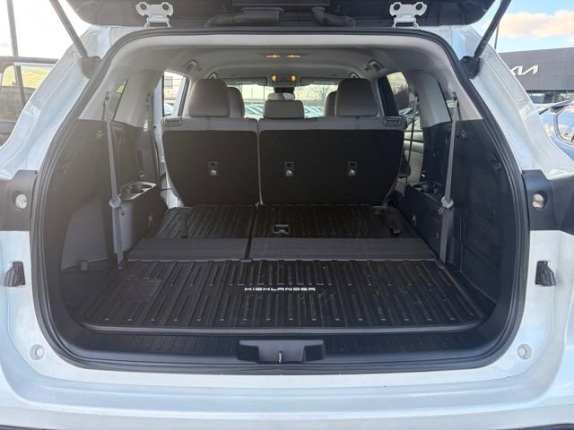 Used 2023 Toyota Highlander L image 17