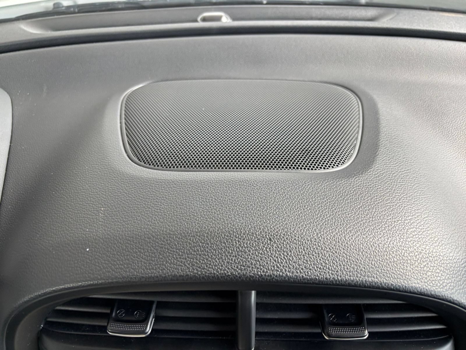 Used 2025 Kia Soul LX w/ LX Technology Package FWD image 17