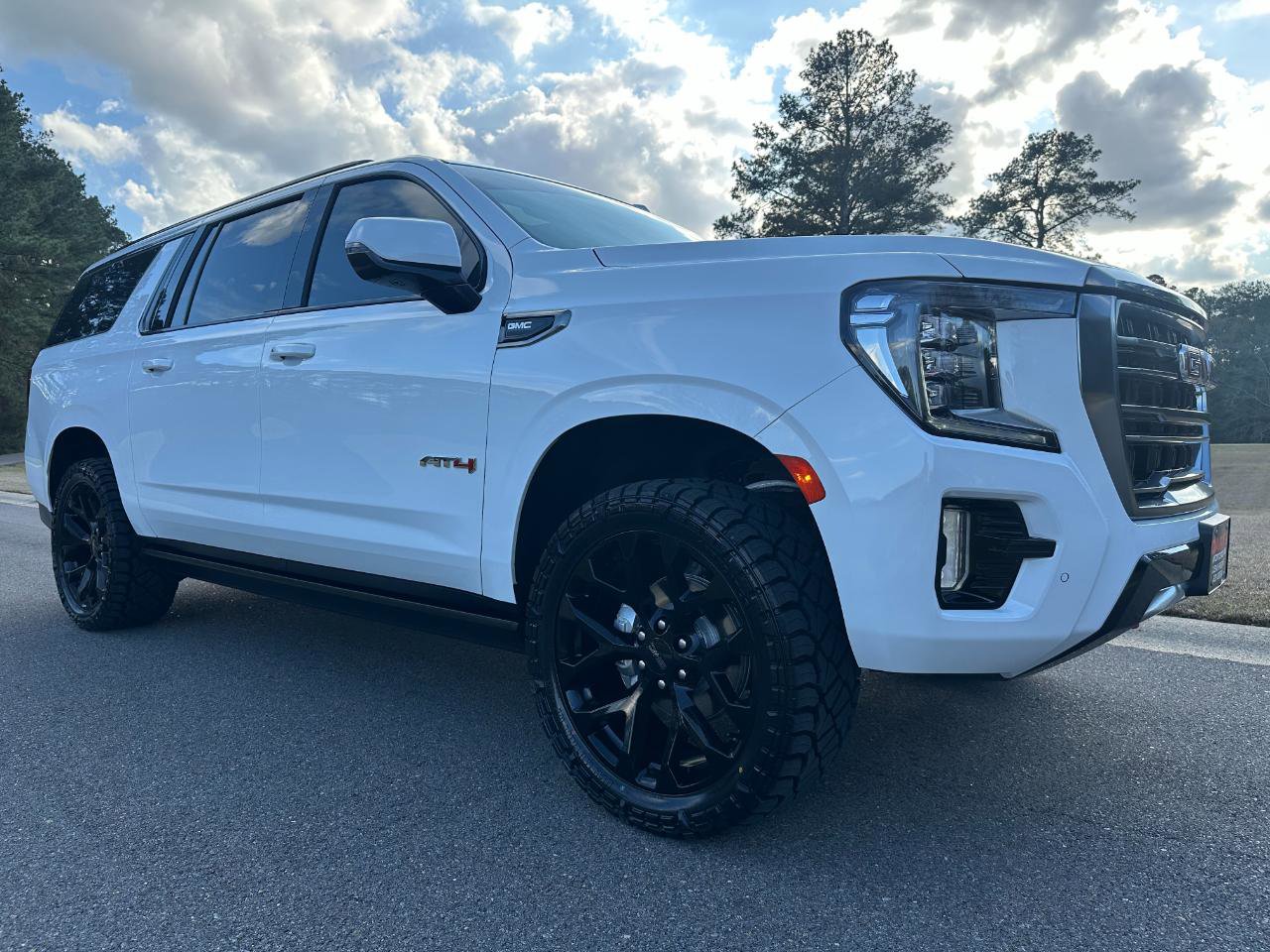 Used 2023 GMC Yukon XL AT4 image 3