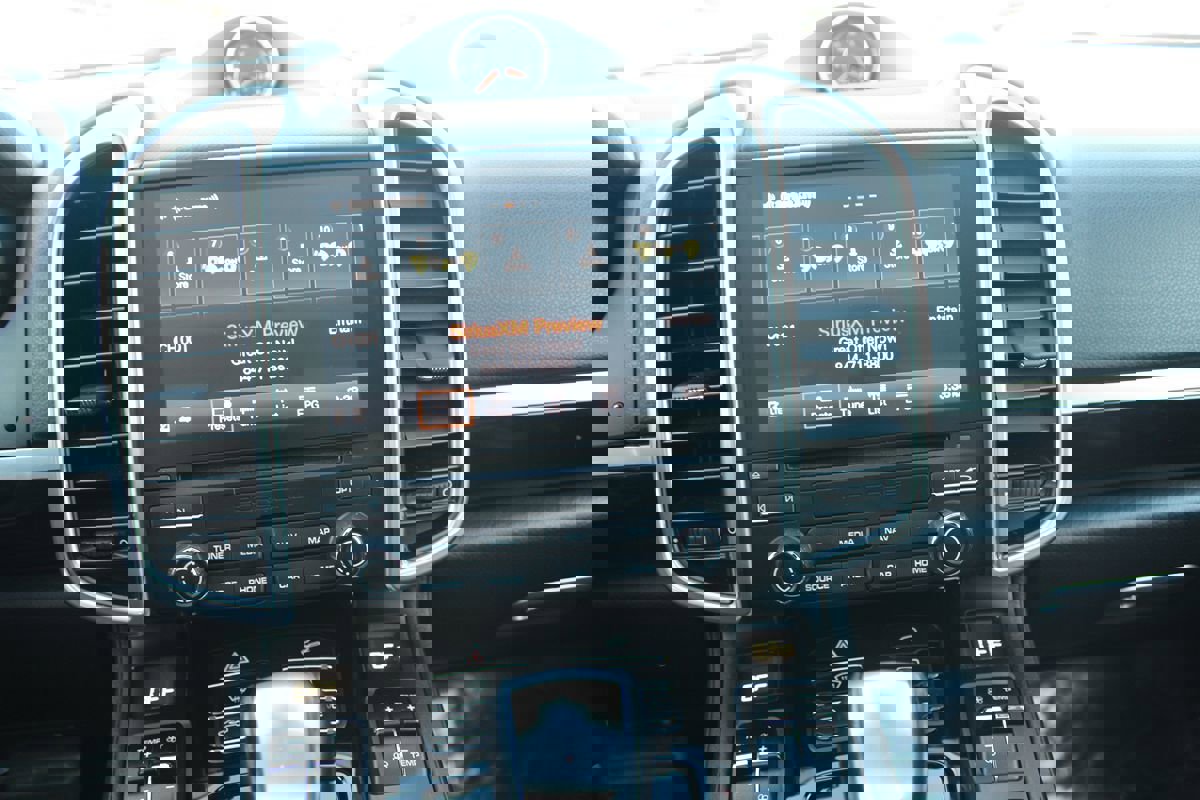 Used 2018 Porsche Cayenne Platinum Edition image 32