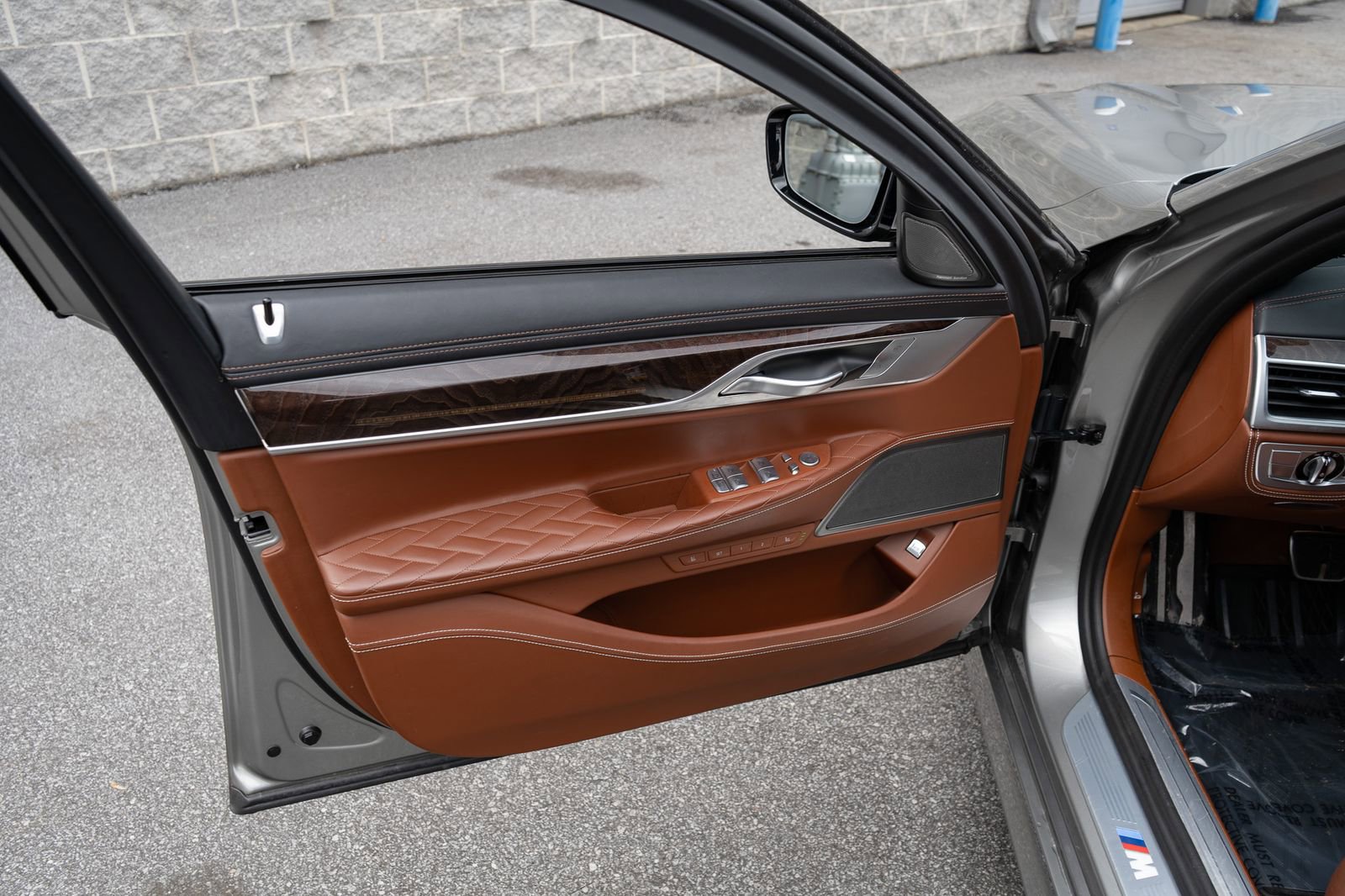 Used 2022 BMW 750i xDrive w/ Autobahn Package image 27