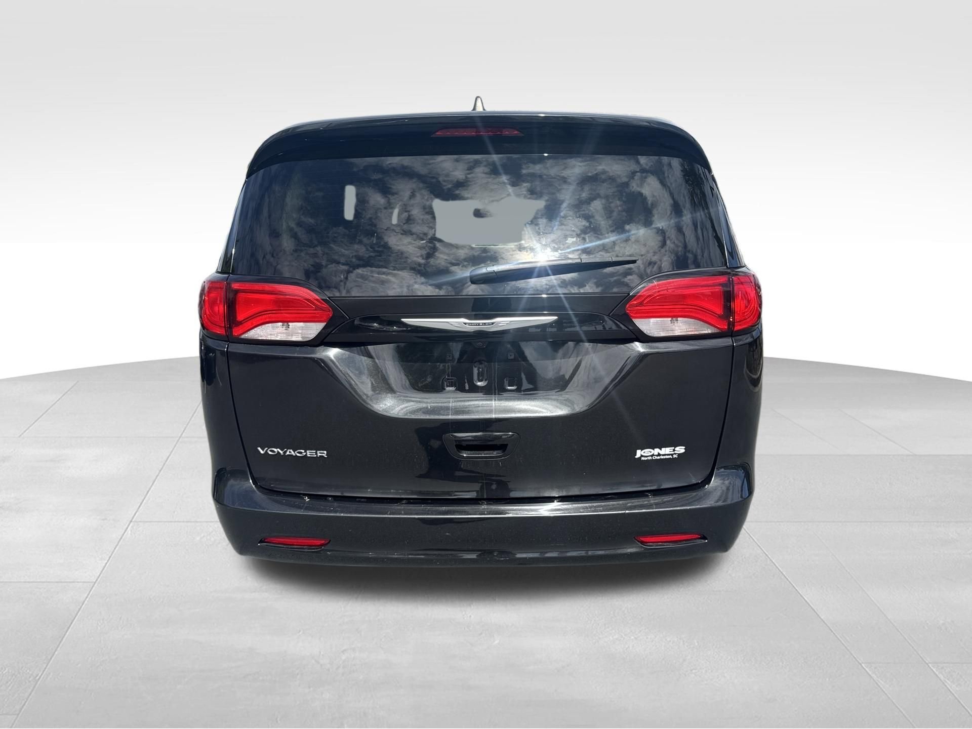 Used 2023 Chrysler Voyager LX image 17