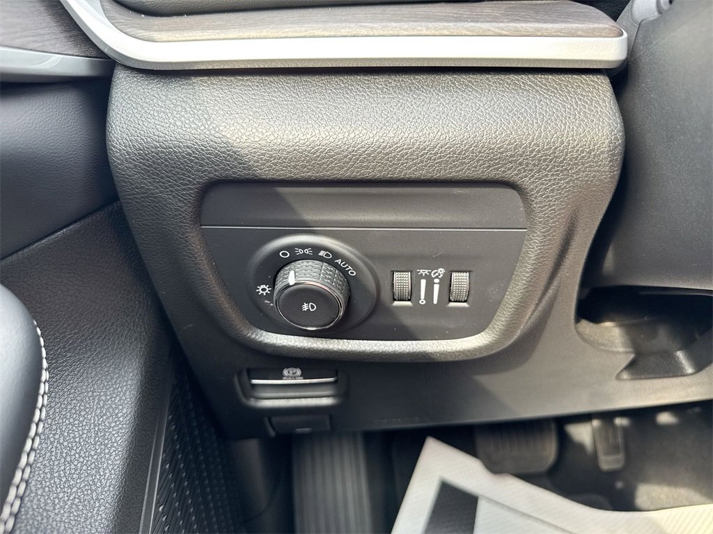 Used 2024 Jeep Grand Cherokee Limited image 21