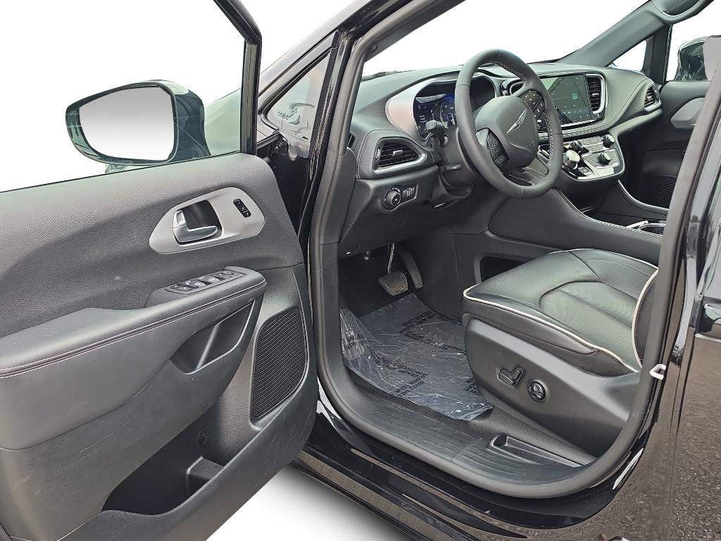 Used 2025 Chrysler Pacifica Limited FWD image 10