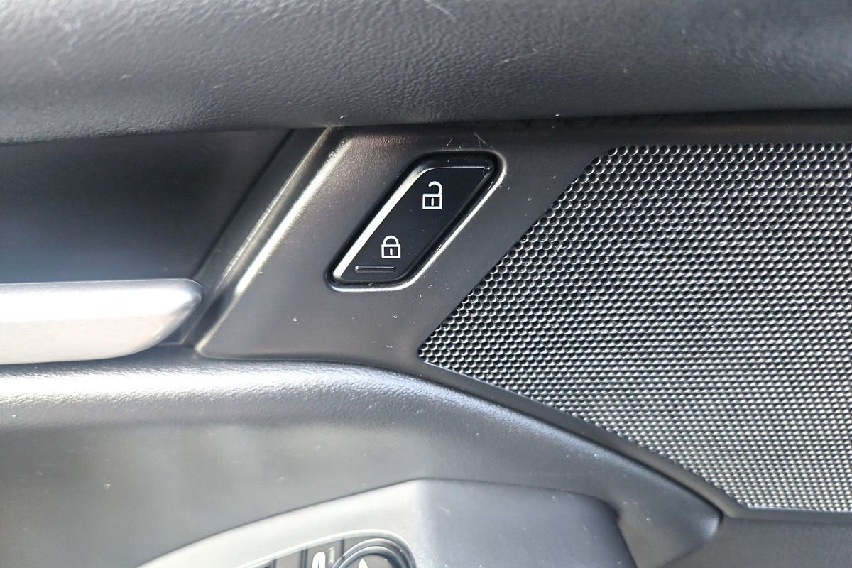 Used 2021 MAZDA MAZDA3 s image 32