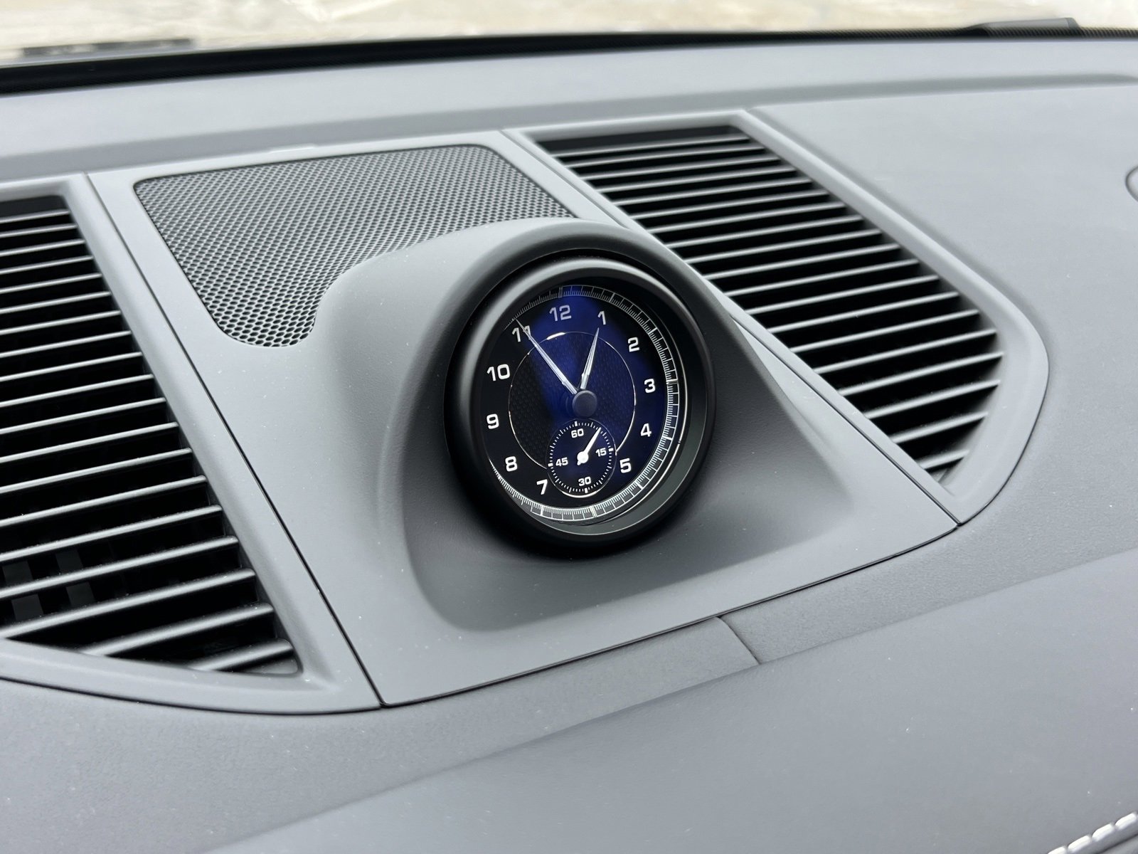 Certified 2025 Porsche Macan image 24