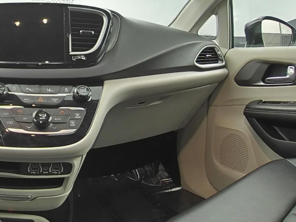 Used 2024 Chrysler Pacifica Touring-L FWD image 15