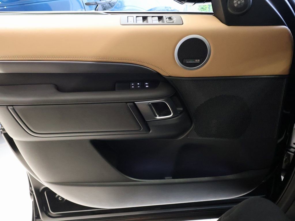 Certified 2025 Land Rover Discovery Metropolitan Edition image 73