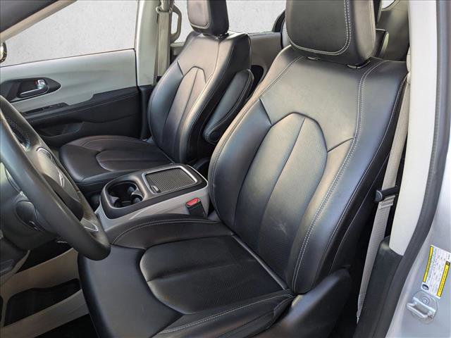 Used 2024 Chrysler Pacifica Touring-L image 16