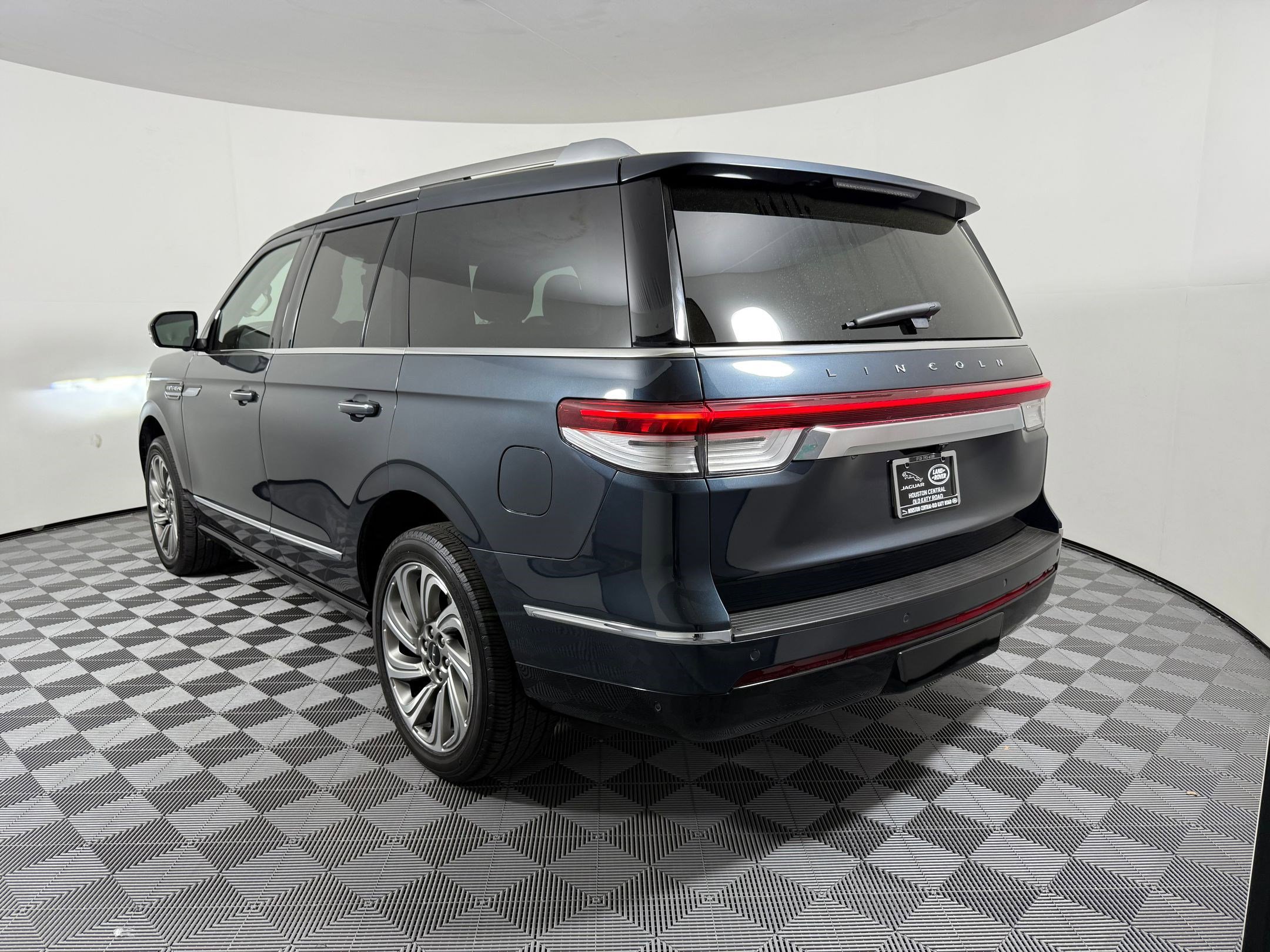 Used 2022 Lincoln Navigator Reserve image 3