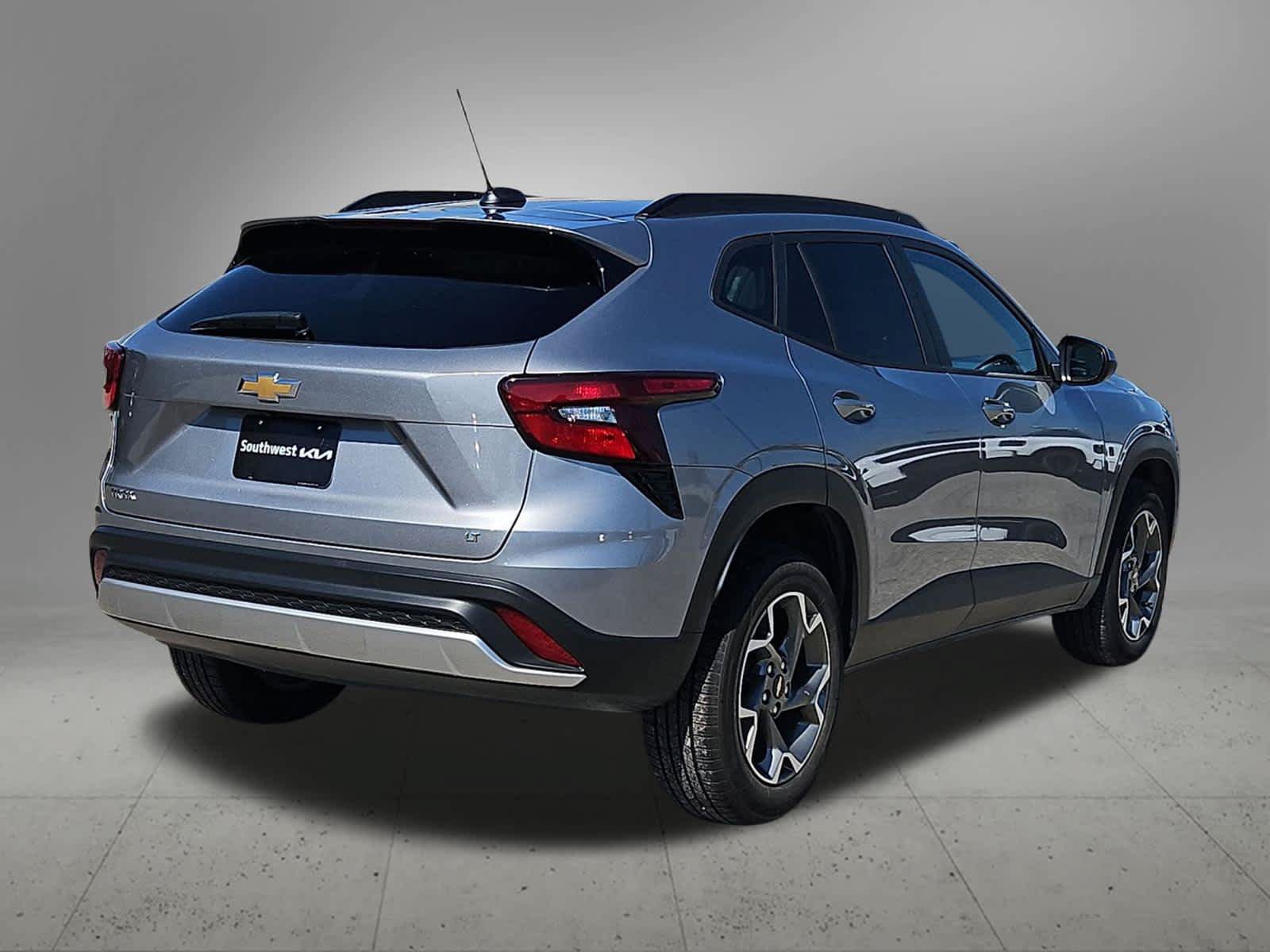 Used 2025 Chevrolet Trax LT FWD image 4