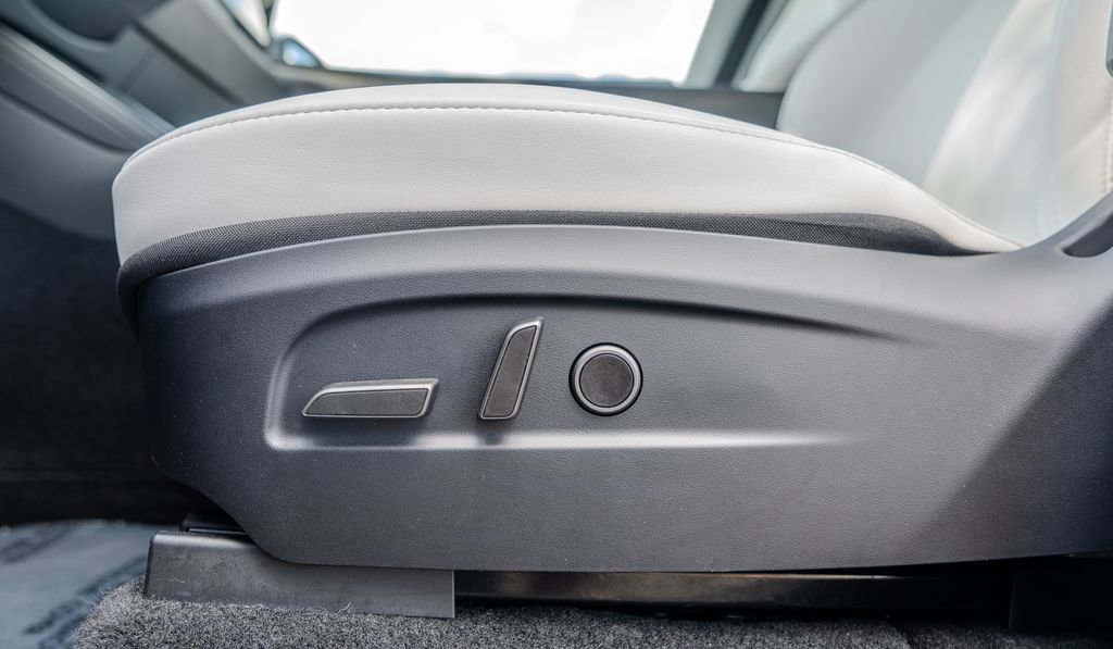 Used 2026 Tesla Model Y Long Range image 15