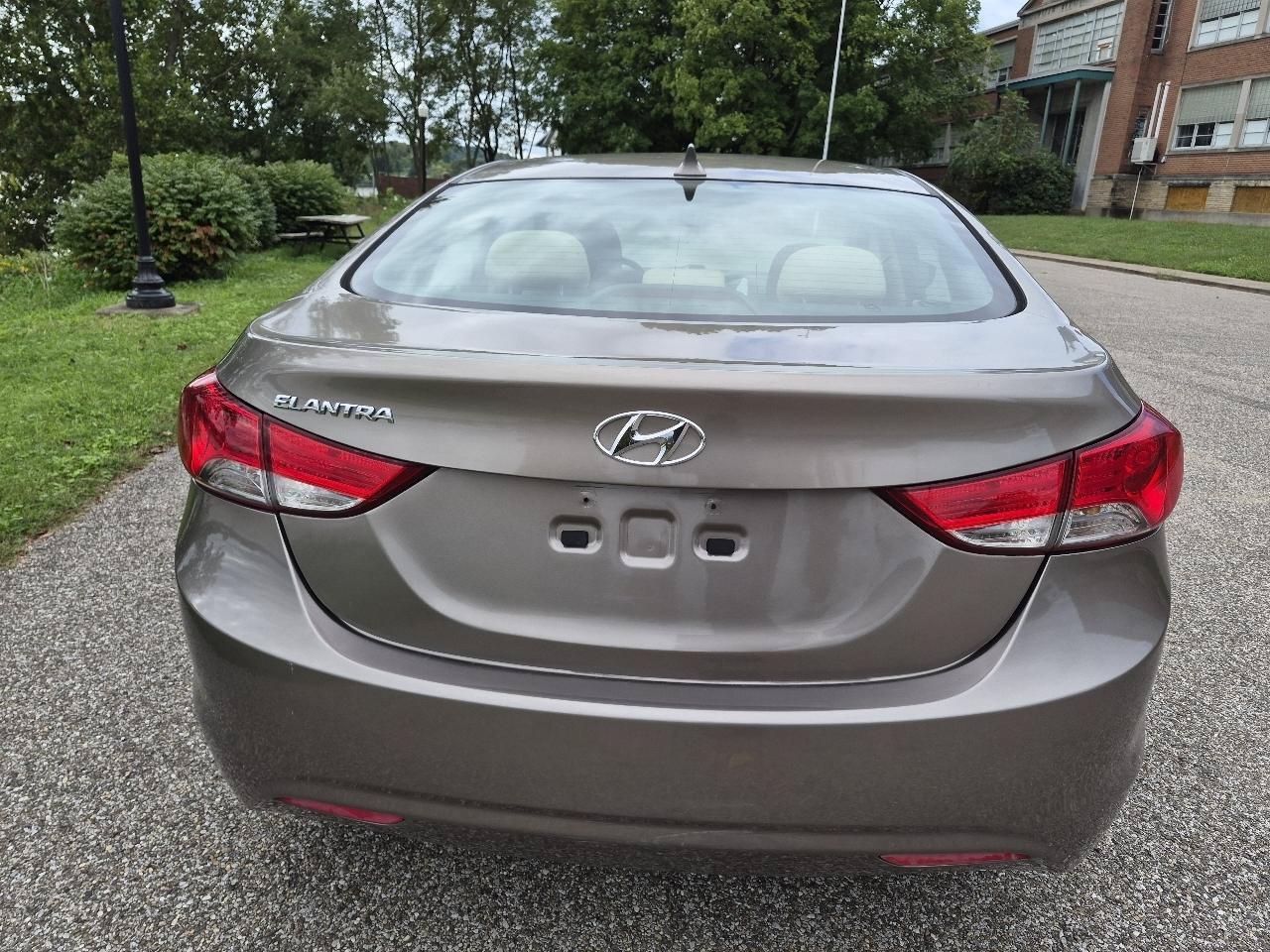 Used 2013 Hyundai Elantra GLS w/ Preferred Pkg FWD image 2