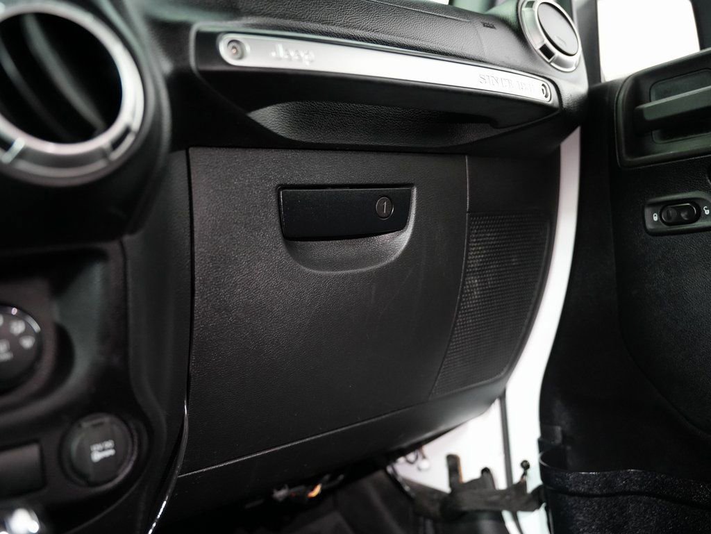 Used 2015 Jeep Wrangler Unlimited Sahara w/ Connectivity Group image 46