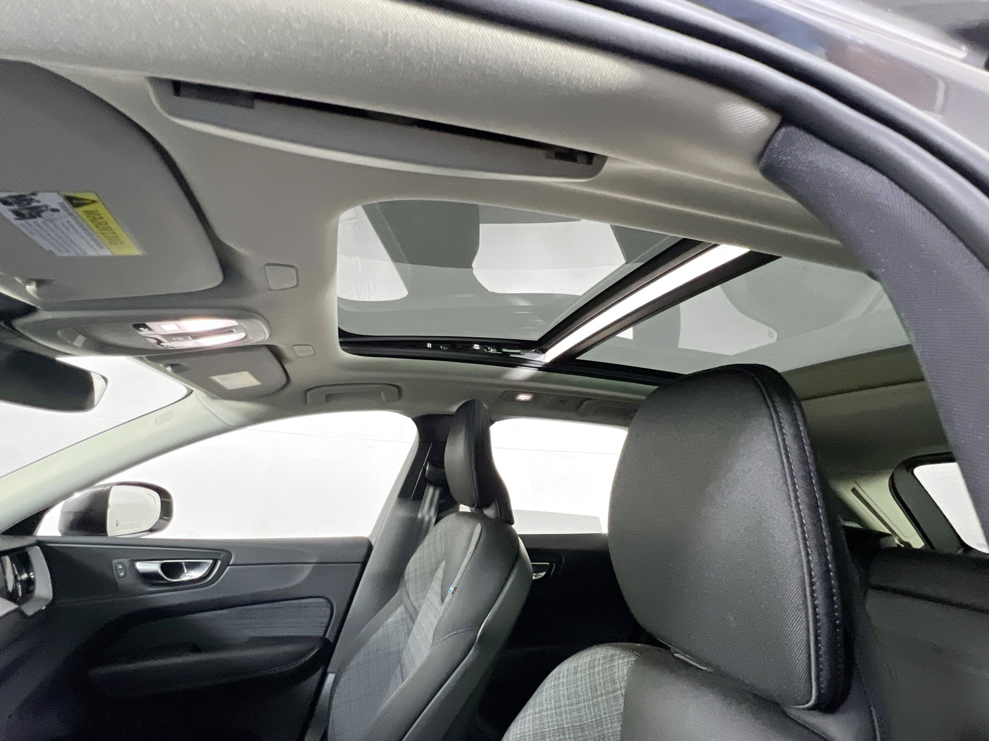 Used 2022 Volvo XC60 B5 Momentum image 21