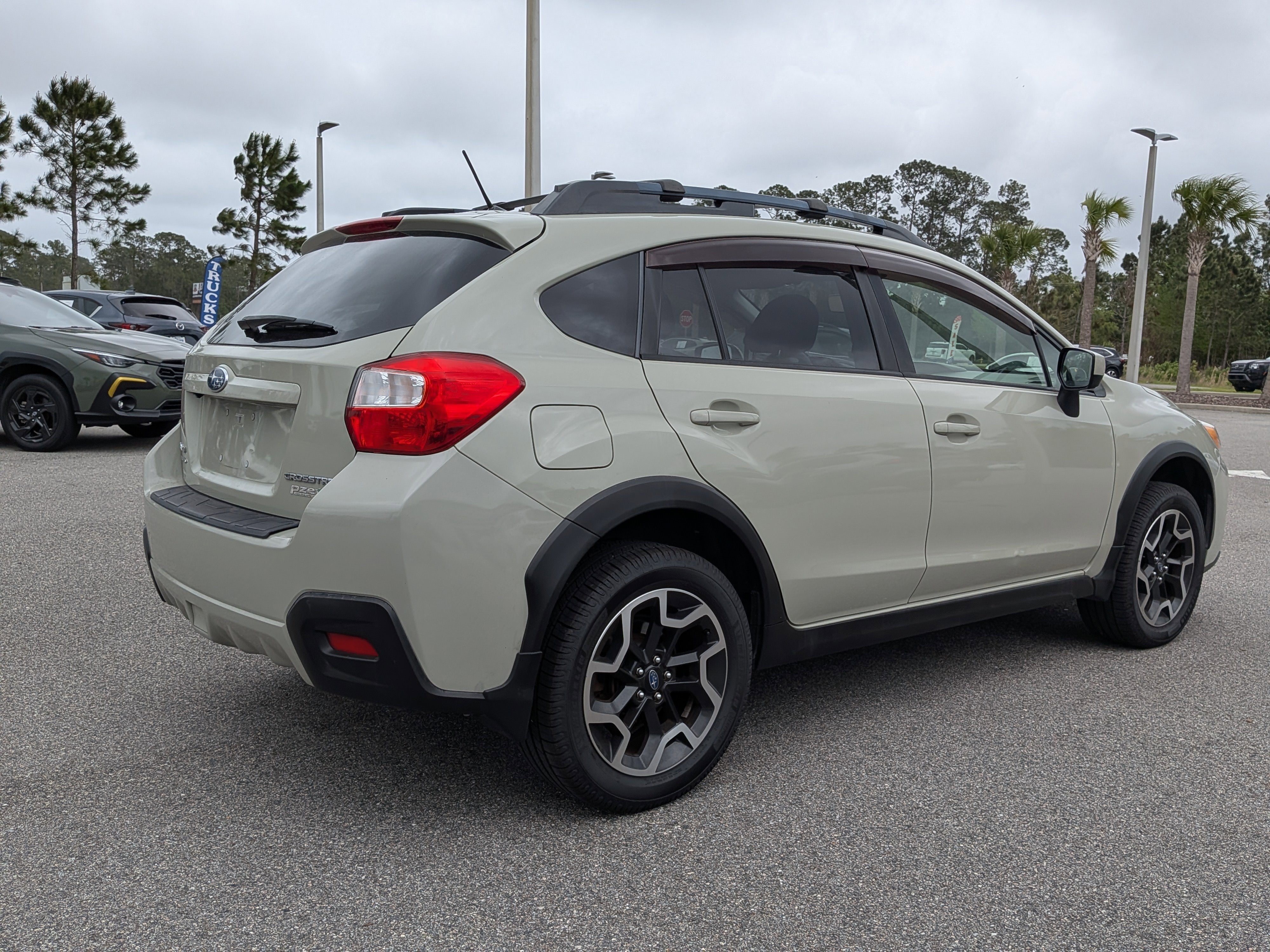 Used 2017 Subaru Crosstrek 2.0i Premium image 4