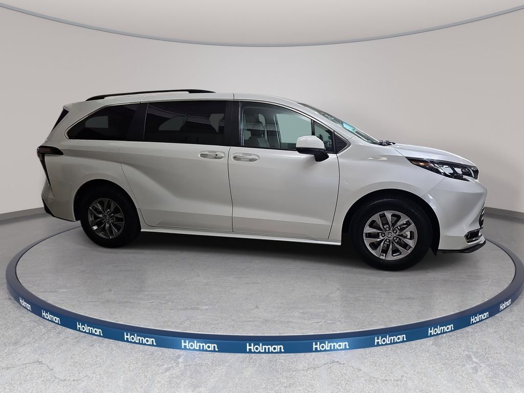 Used 2024 Toyota Sienna XLE FWD image 5