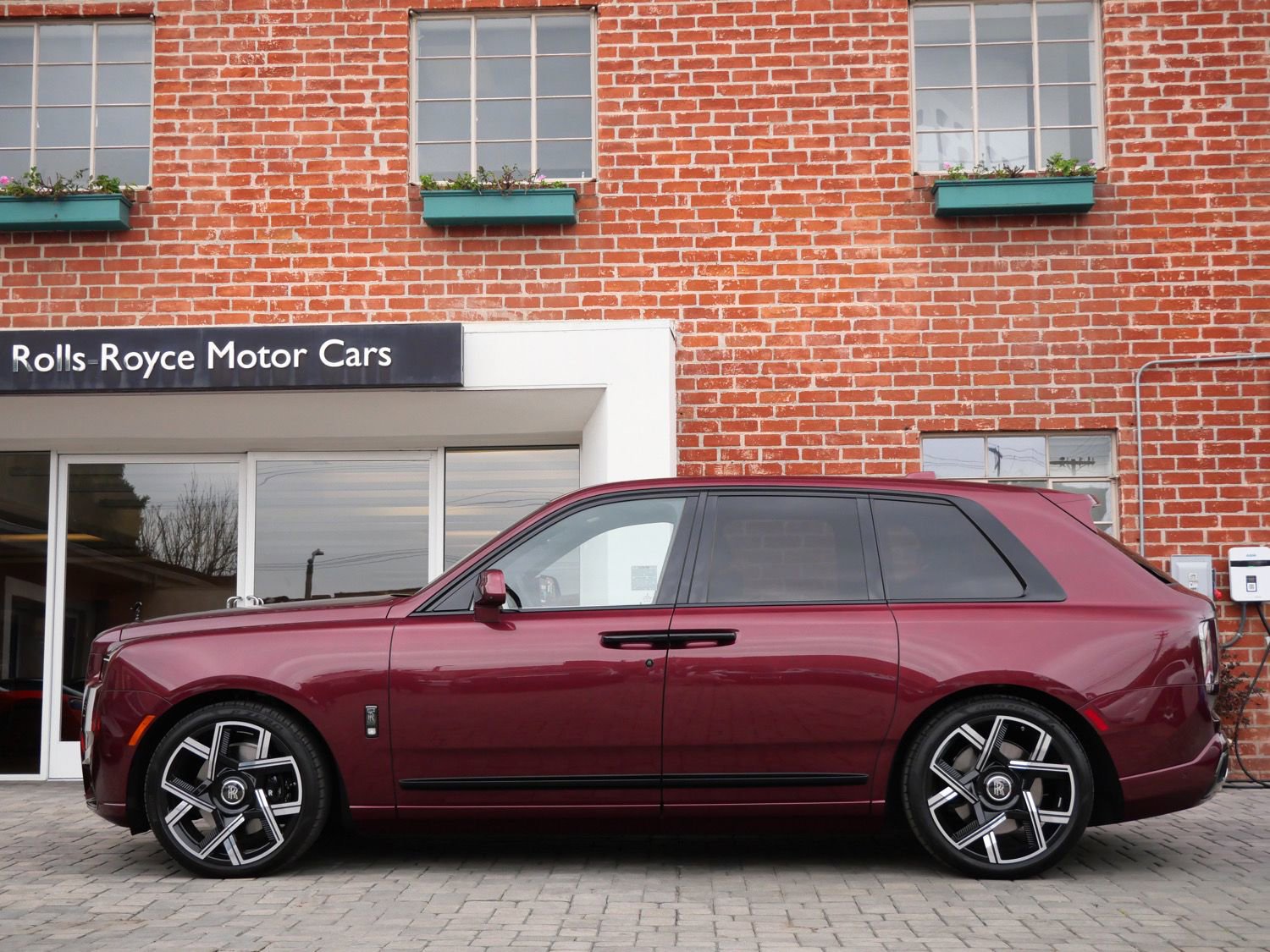 New 2025 Rolls-Royce Cullinan Black Badge image 3