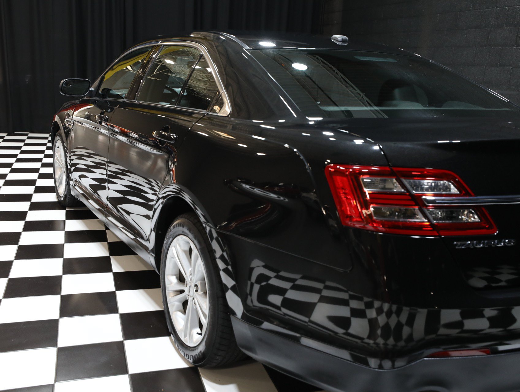 Used 2013 Ford Taurus SEL FWD image 24