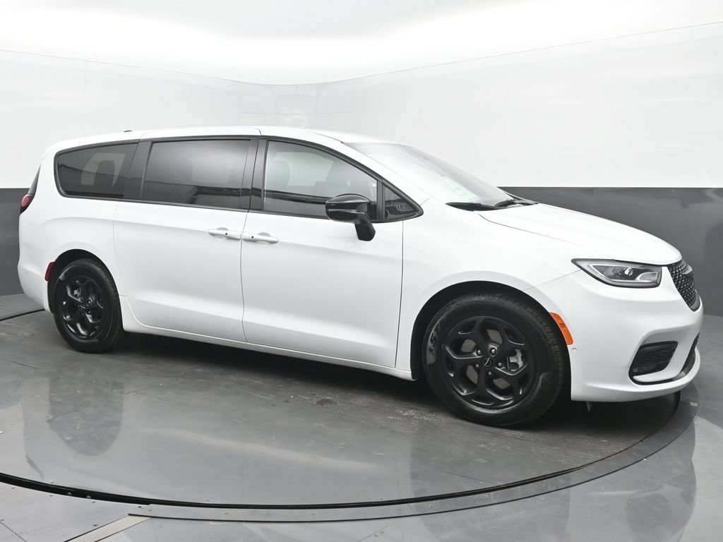 Used 2024 Chrysler Pacifica Limited FWD image 8