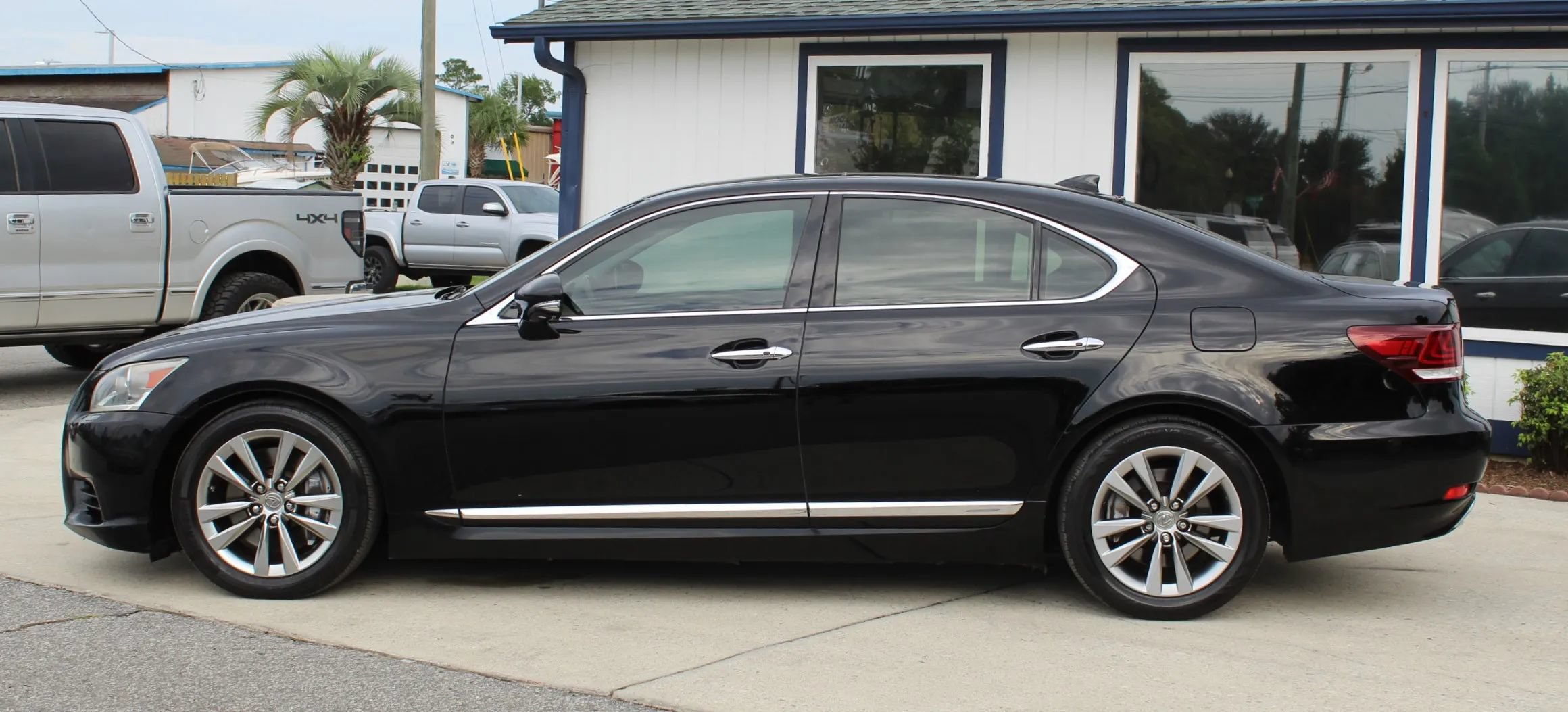 Used 2015 Lexus LS 460 AWD w/ Comfort Package image 2