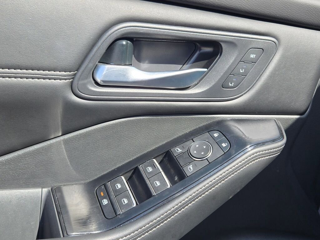 Used 2024 Nissan Rogue SL w/ SL Premium Package image 23