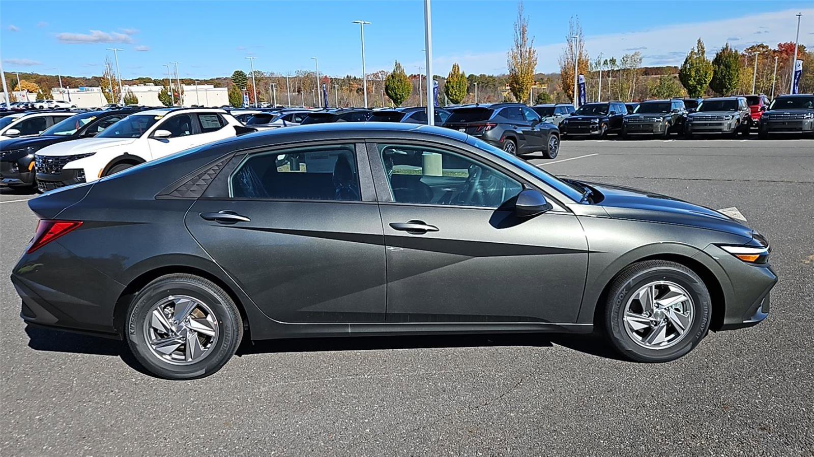 New 2025 Hyundai Elantra SE image 8