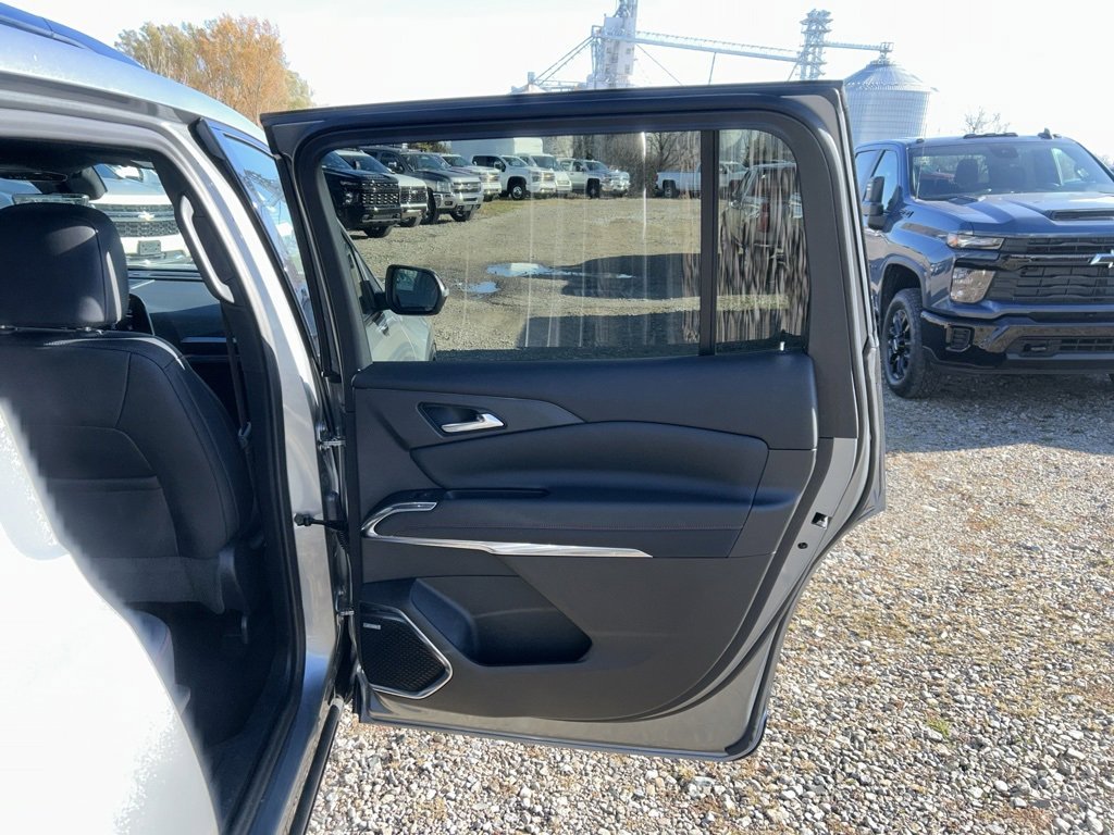 Used 2024 Chevrolet Traverse RS image 21