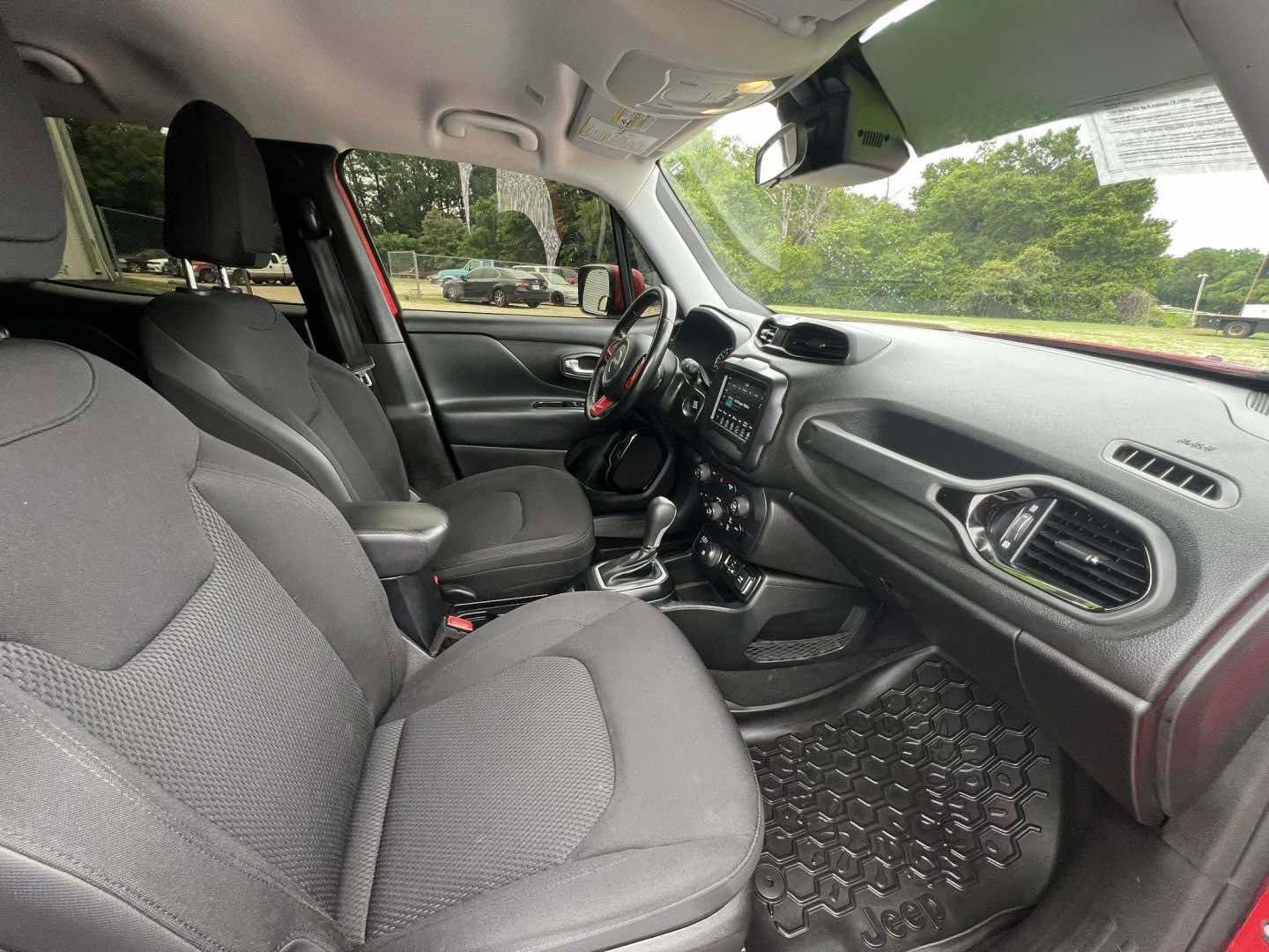 Used 2018 Jeep Renegade Altitude AWD/4WD image 10